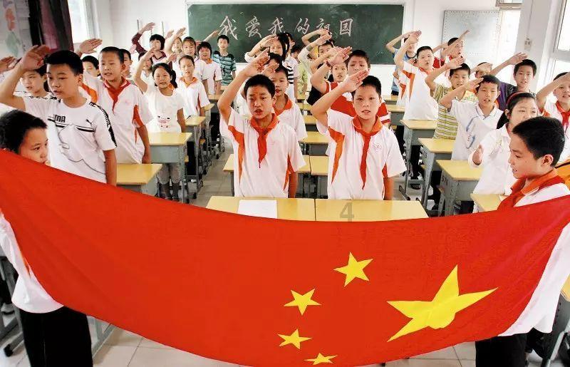 夏季的时尚女孩